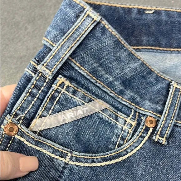 Ariat Blue Straight Leg Jeans with Contrast Stitching size 31S