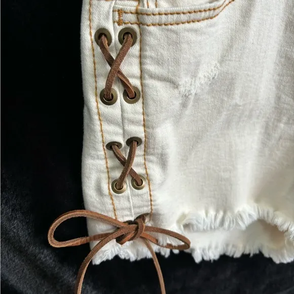 Ariat off white denim high rise lace up side shorts size 30