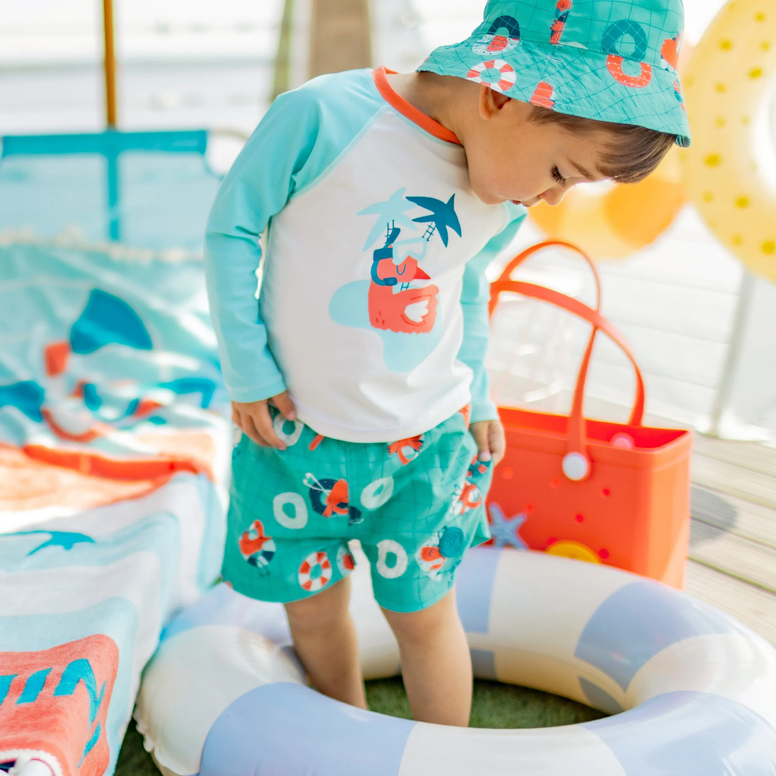 Bermuda de bain bleu à motifs de flamants, bébé || Blue swim shorts with flamingo all over print, baby