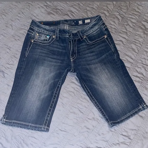 BKE Miss Me Bermuda shorts size 29 ❤️
