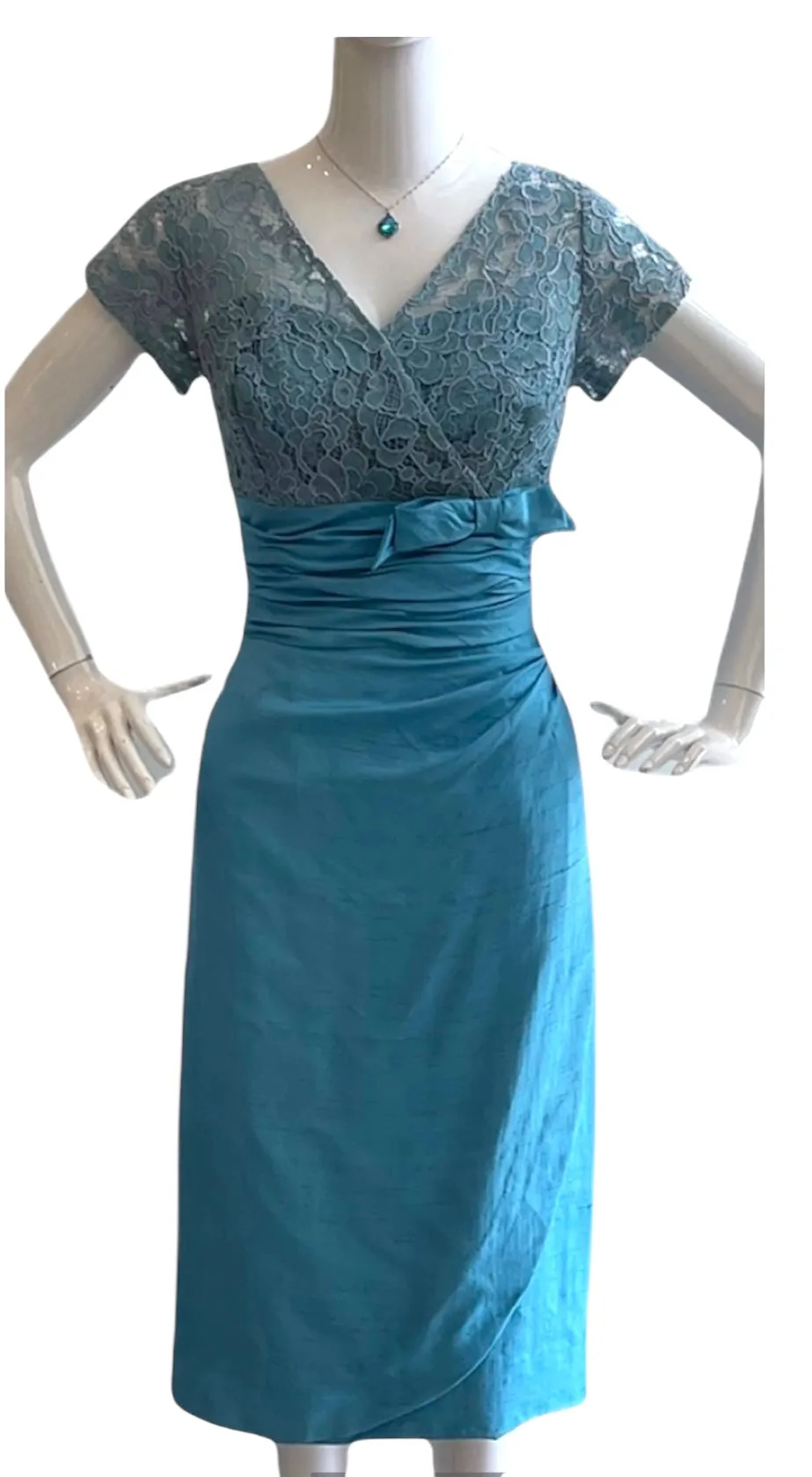 Blue Elegance - 50s Wiggle Dress in Lace and Sky Blue