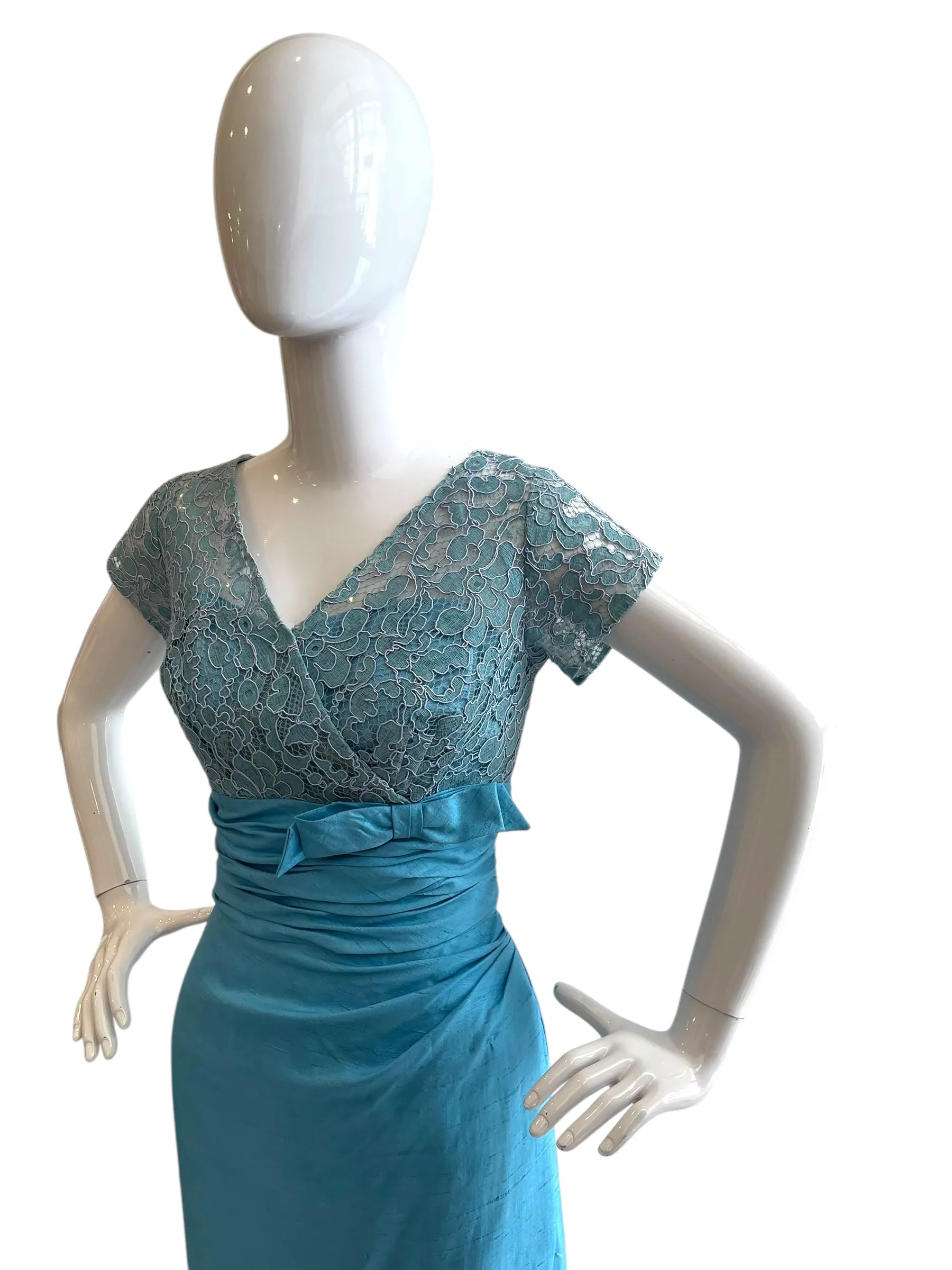 Blue Elegance - 50s Wiggle Dress in Lace and Sky Blue