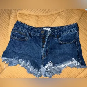 FREE PEOPLE DARK DENIM RAW HEM SHORTS SIZE 26