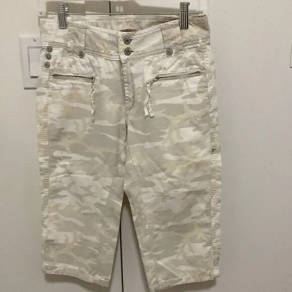 Les P’tites Bomber NWT Woman’s  Camouflage Long Cotton Shorts. Size 27.
