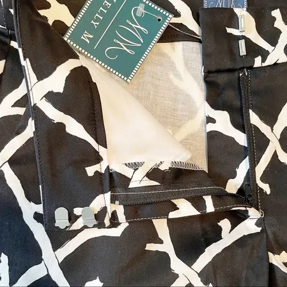 Melly M Bermuda Golf Style Black and White Coral Print Shorts Size 4