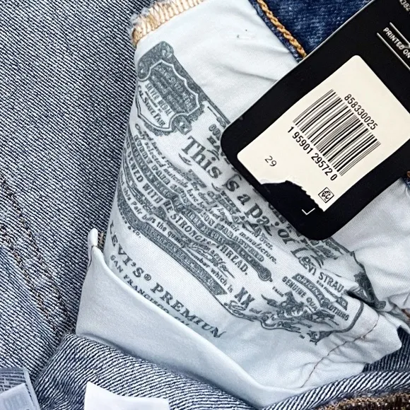 NWT Levi’s Premium Mid Thigh High Waisted Denim Shorts in Salsa Middle