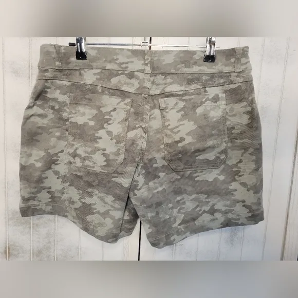NWT Spanx Stretch Twill Gray Stone Wash Camo Shorts Extra Large