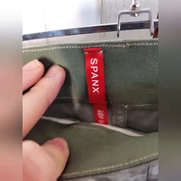 NWT Spanx Stretch Twill Gray Stone Wash Camo Shorts Extra Large