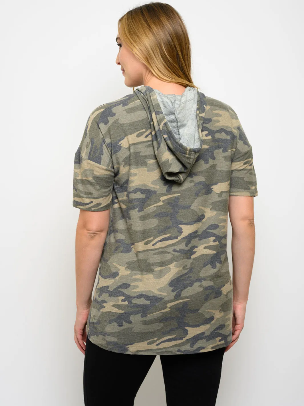 PLUS SIZE SHORT SLEEVE CAMO PRINT HOODIE TOP