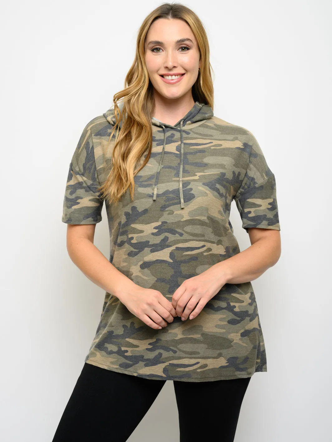 PLUS SIZE SHORT SLEEVE CAMO PRINT HOODIE TOP