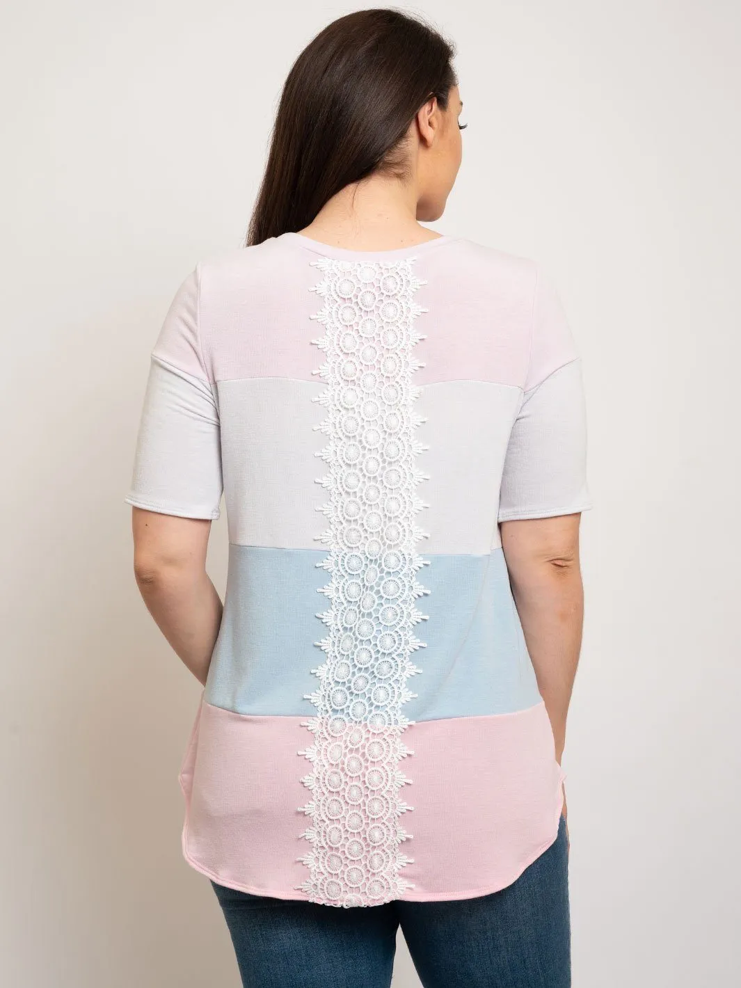 PLUS SIZE SHORT SLEEVE CROCHET BACK DETAILED COLORBLOCK TOP