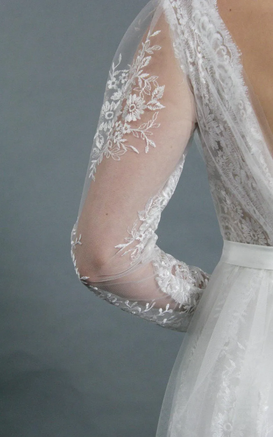 Sexy Deep-V Neck Long Sleeve A-Line Tulle Wedding Dress-ET_711165