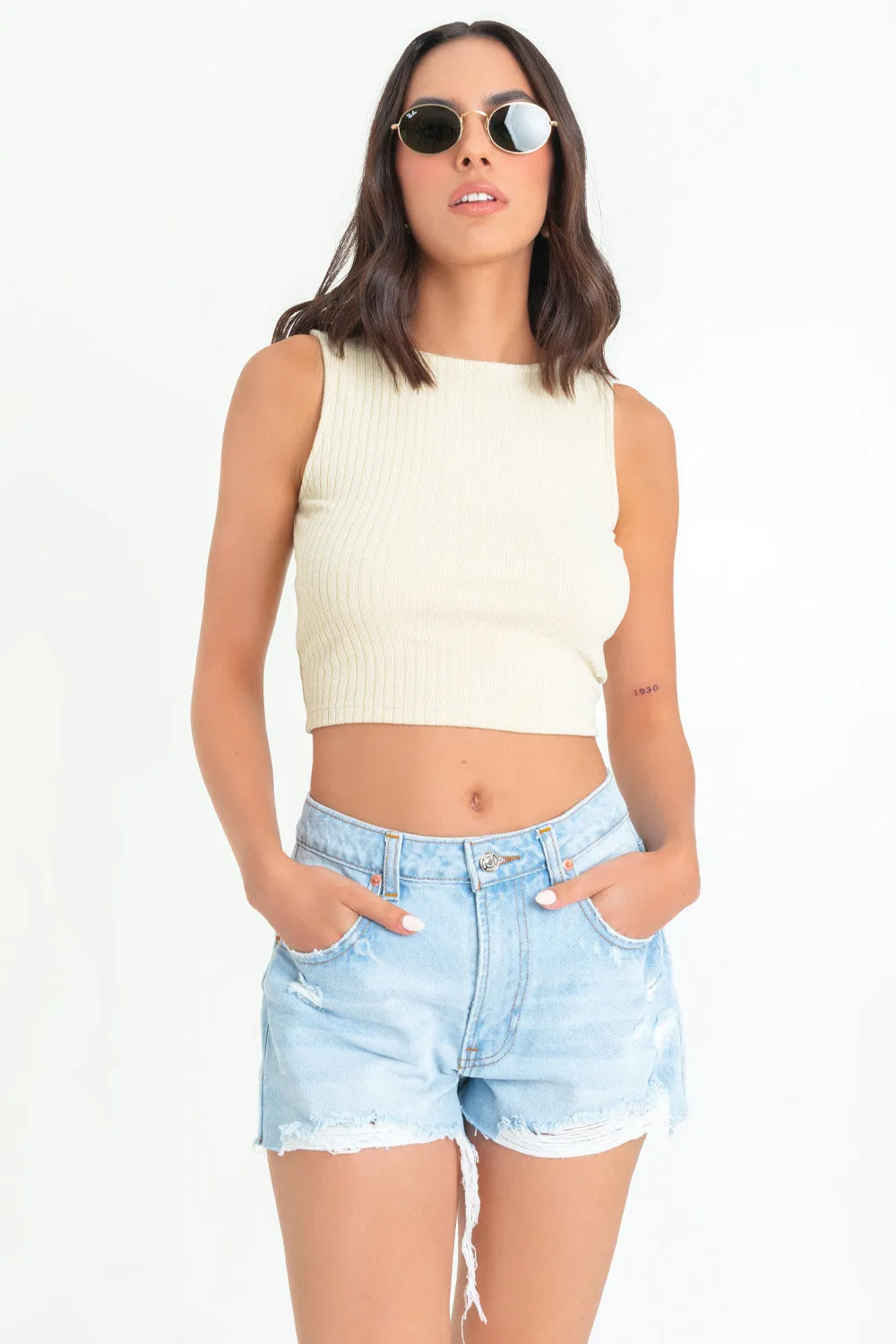 Short corto de denim tiro medio con rotos
