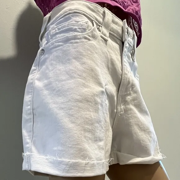 True Religion Jennie Curvy Rolled Hem Shorts in Optic White Denim Size 3…